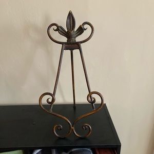 Fleur de lis bookstand